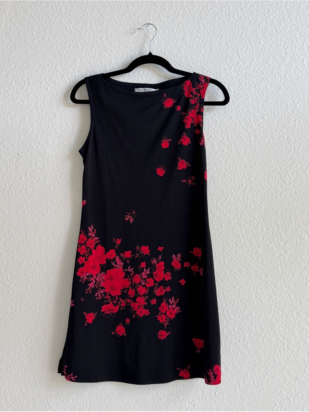 LA BELLE American Vintage Black Sleeveless Shift Dress with Red Floral Print